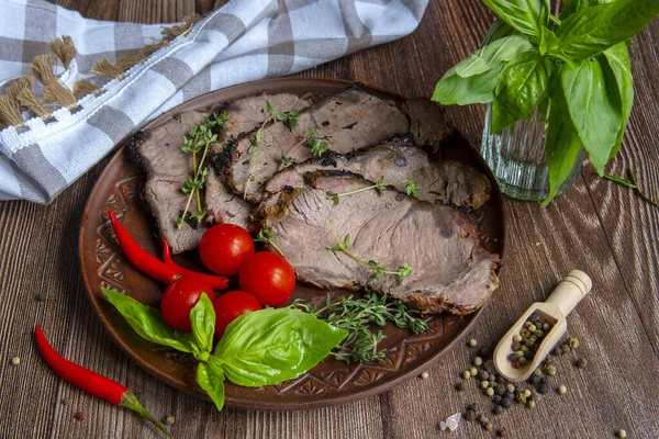 Sliced Pieces Fried Meat Clay Plate Decorated Spicy Herbs — Stock Photo, Image