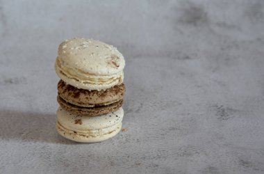 Kahve ve vanilyalı kurabiye açık gri arka planda bir piramide istiflenir. Metin ve tasarım için boşluk kopyala.