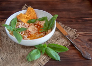 Ahşap bir tezgahta, kalın bir tabakta nohut. Gıda arkaplanı, metin için boşluk kopyala.