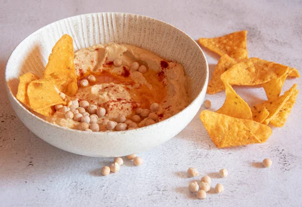 Hummus Pois Chiches Aromatisé Huile Olive Paprika Doux Nachos Maïs — Photo