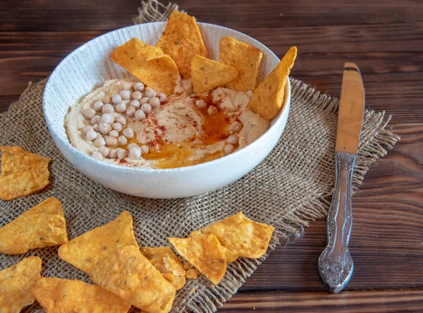 Kichererbsenhummus Einer Tiefen Schüssel Und Mais Nachos Auf Einer Hölzernen — Stockfoto