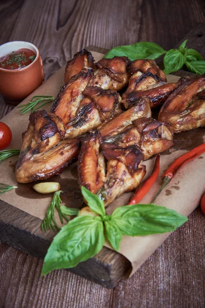 맛있게 닭고기 날개가 채소로 장식된 선택적 — 스톡 사진