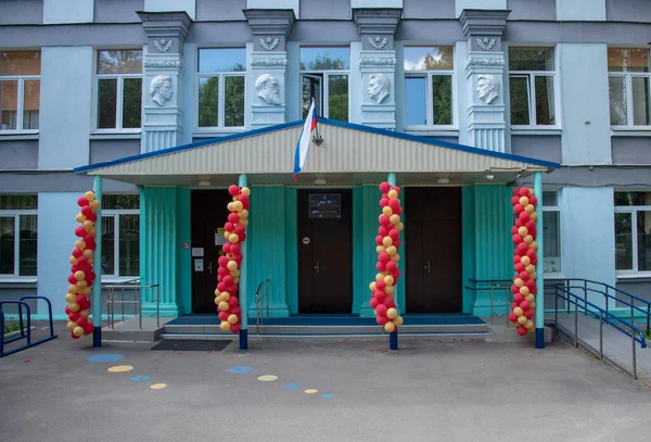 Budynek szkoły jest ozdobiony balonami na wakacje szkolne. — Zdjęcie stockowe