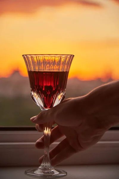 Mano Hombre Con Una Copa Vino Tinto Fondo Una Puesta — Foto de Stock