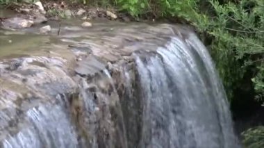  Temiz, şeffaf su taşlardan nehre akıyor..