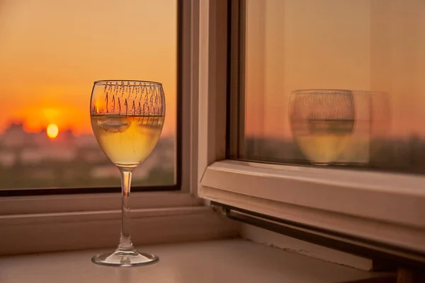 Una Copa Vino Blanco Alféizar Ventana Sobre Fondo Puesta Sol — Foto de Stock