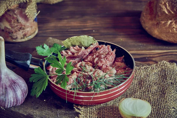 木製のカウンターに新鮮なハーブで味付け煮込み肉とフライパン 食品の背景 — ストック写真