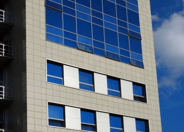 Birçok penceresi olan modern bir ofis binasının parçası..