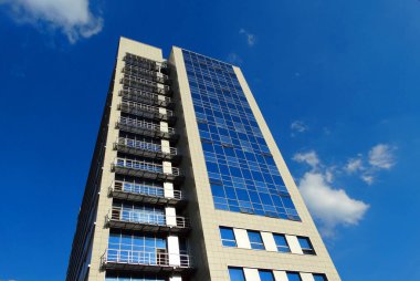 Birçok penceresi olan modern bir ofis binasının parçası..