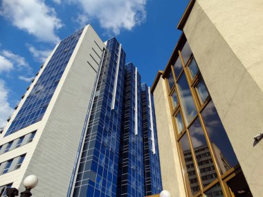 Birçok penceresi olan modern bir ofis binasının parçası..