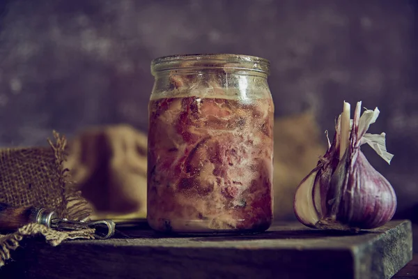 Barattolo Vetro Con Stufato Fatto Casa Una Testa Aglio Tagliere — Foto Stock