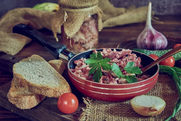 木製のカウンターに新鮮なハーブで味付け煮込み肉とフライパン 食品の背景 — ストック写真