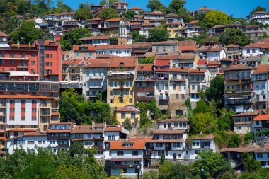 Dağda kırmızı kiremitli çatıları olan evler. .