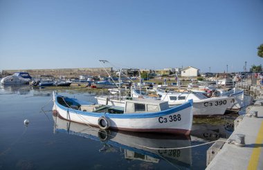 Bulgaristan 'ın Sozopol kentinde bir tekne iskelesi. Deniz taşımacılığı. Güneşli yaz manzarası..