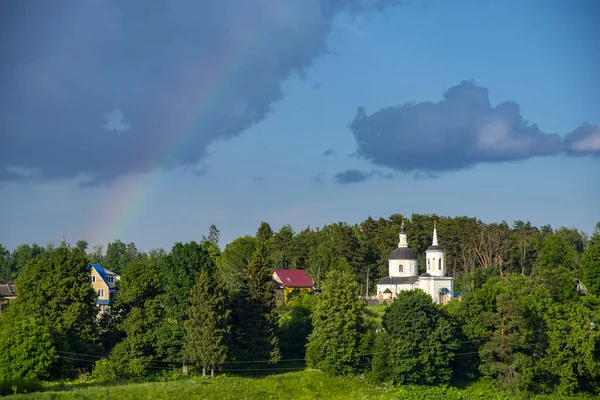 Paisagem Verão Ensolarada Brilhante Com Arco Íris Uma Igreja Elegante — Fotografia de Stock