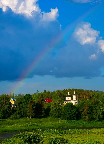 Helder Zonnig Zomerlandschap Met Een Regenboog Een Elegante Kerk Midden — Stockfoto