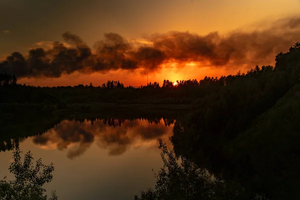 Fumo Nero Sullo Sfondo Tramonto Fiammeggiante Sul Lago — Foto Stock