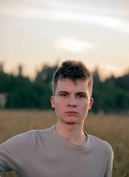 Portrait Jeune Homme Sérieux Debout Sur Fond Une Forêt Lors — Photo