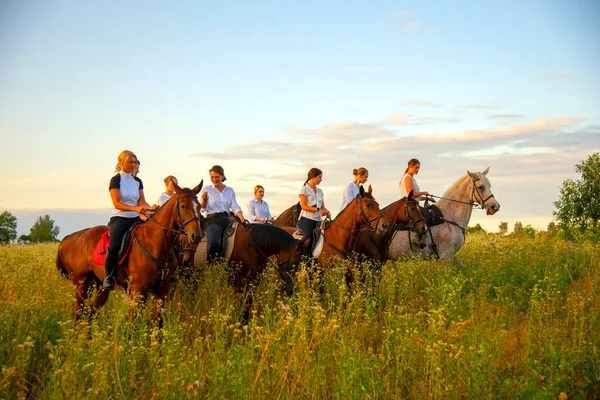 Ryssland Ruza Augusti 2021 Flickor Vita Skjortor Rider Hästar Blommande — Stockfoto