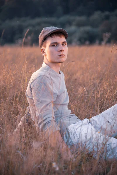 Portrait Jeune Homme Assis Milieu Une Épaisse Herbe Sèche Dans — Photo