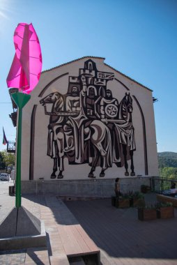 Bulgaristan, Veliko Tarnovo, Ağustos 2021. Şehrin tarihi merkezi. Resimli eski binalar restore edildi..