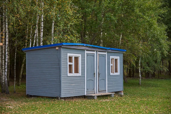 Ein Kleines Graues Gartenhaus Steht Auf Einer Lichtung Vor Dem — Stockfoto