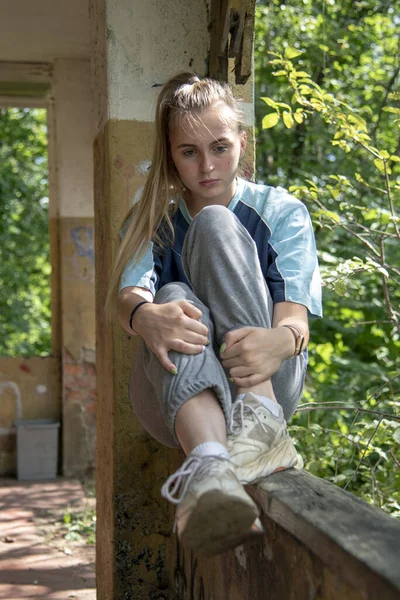 Retrato Una Adolescente Con Pelo Rubio Sentado Alféizar Una Ventana — Foto de Stock