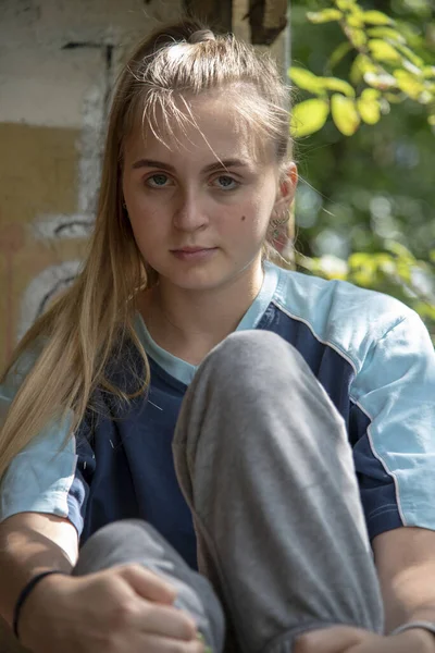 Πορτρέτο Ενός Έφηβου Κοριτσιού Ξανθά Μαλλιά Κάθεται Ένα Περβάζι Ένα — Φωτογραφία Αρχείου