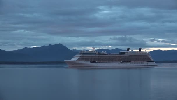 Een cruise. Reis per schip. De schoonheid van Alaska. — Stockvideo