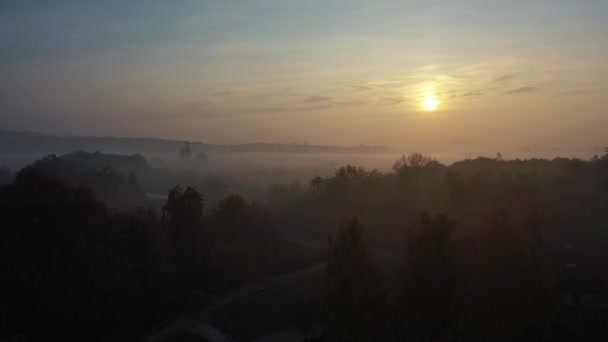 Ukraine. Luftudsigt over traditionel ukrainsk landsby i efteråret, Pirogovo, Kiev. Tidlig morgen i landsbyen, solopgang. Træ gamle kirke – Stock-video