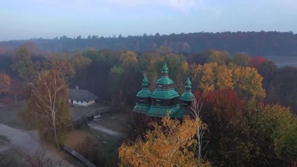Ουκρανία. Αεροφωτογραφία πάνω από το παραδοσιακό ουκρανικό χωριό το φθινόπωρο, Pirogovo, Κίεβο. Νωρίς το πρωί στο χωριό, ανατολή του ηλίου. Ξύλινη παλιά — Αρχείο Βίντεο