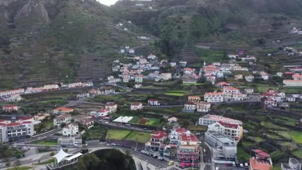 Madeira. Portugal. Uma vista aérea da ilha no Oceano Atlântico. — Vídeo de Stock