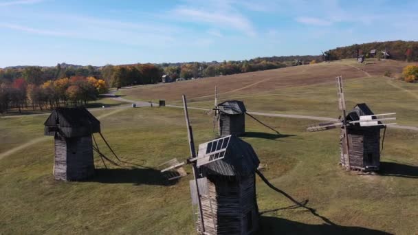 Ucrania. Otoño en el pueblo. Vista aérea del dron: Vuelo sobre el pueblo de otoño con bosques, campos. — Vídeo de stock