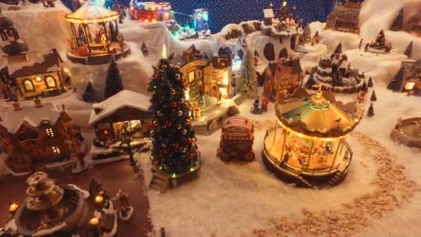 Kerstmis. Speelgoedcarrousels op de etalage — Stockvideo