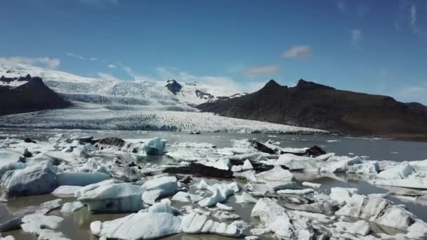 Luftaufnahme. Eisberge und Eisbrocken treiben in der Jokulsarlon-Gletscherlagune. Island. — Stockvideo