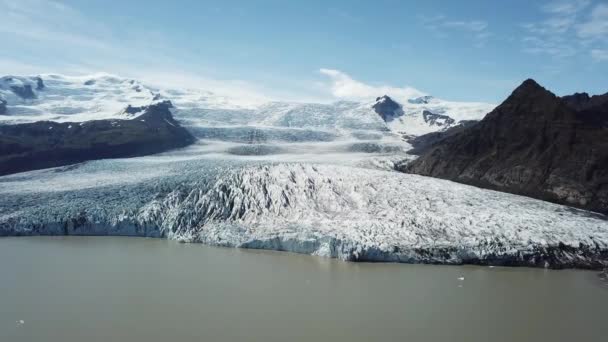 Luftaufnahme. Eisberge und Eisbrocken treiben in der Jokulsarlon-Gletscherlagune. Island. — Stockvideo