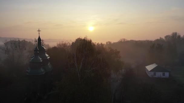 Kijów. Widok z lotu ptaka. Jesienny krajobraz miasta z parkiem. Panorama Kijowa. — Wideo stockowe