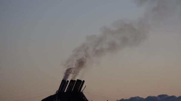 Ekologie. Z komína stoupá černý kouř. Znečištění. — Stock video