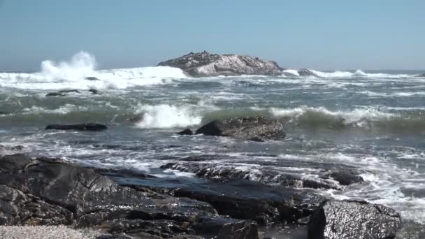 Vlny. Atlantický oceán velké vlny havárie na skále Namibie. — Stock video