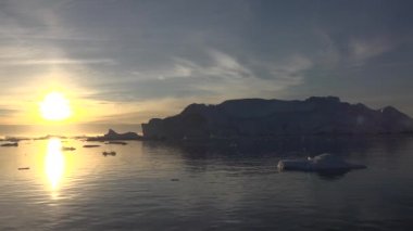 Grönland. Buzdağları Kuzey Kutbu denizinde sürükleniyor