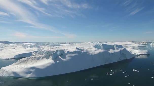 グリーンランドだ。空中からの眺め。流氷を漂流させる. — ストック動画