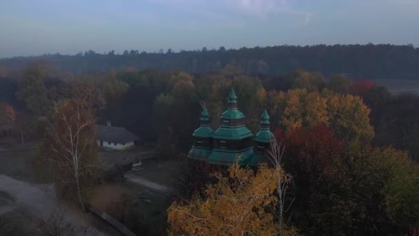 ウクライナだ。鳥の目のビューからウクライナの小さなヨーロッパの村。草を燃焼し、負の影響 — ストック動画