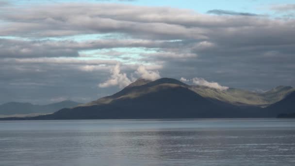 Kanada mı? Yolcu gemisinin sahil şeridinin manzarası. Denizde Hareket Eden Bir Gemiden Dramatik Dağ Günbatımı Gündoğumu — Stok video