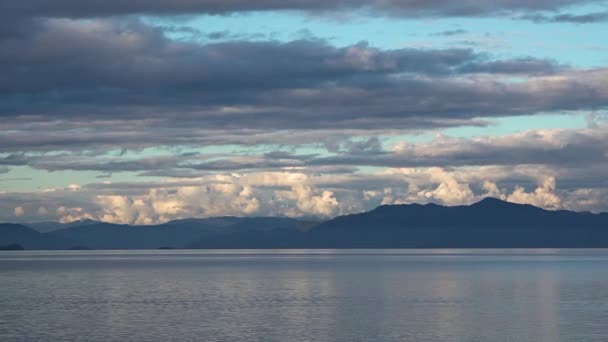 Canadá. El paisaje de la costa desde el crucero. Dramática salida del sol al atardecer de una nave en movimiento en el mar — Vídeo de stock