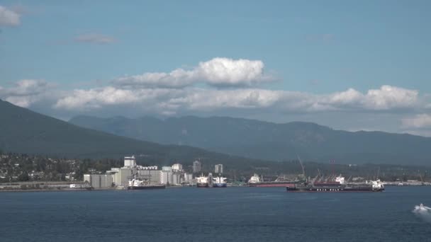 Στον Καναδά. Το τοπίο της ακτογραμμής από το κρουαζιερόπλοιο. Δραματικό ηλιοβασίλεμα βουνού από ένα κινούμενο πλοίο στη θάλασσα — Αρχείο Βίντεο