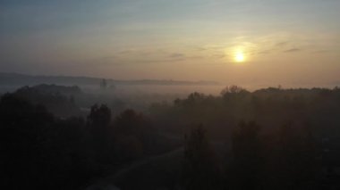 Ukrayna. Ukrayna 'da kuş bakışı bir Avrupa köyü. Yanan otlar ve olumsuz etkiler