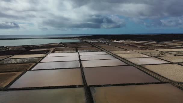 Wyspy Kanaryjskie. Widok Salinas de Janubio z laguną na Lanzarote Wysp Kanaryjskich, Hiszpania. Scena z stosami — Wideo stockowe