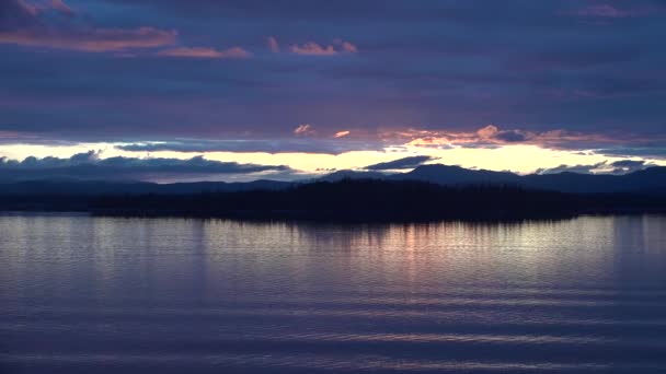 Kanada. Die Küstenlandschaft vom Kreuzfahrtschiff aus. Dramatischer Sonnenuntergang von einem beweglichen Schiff auf See — Stockvideo
