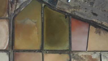 Kanarya Adaları. İspanya 'nın Kanarya Adaları' ndaki Lanzarote gölünde Salinas de Janubio manzarası. Yığınlar halinde sahne