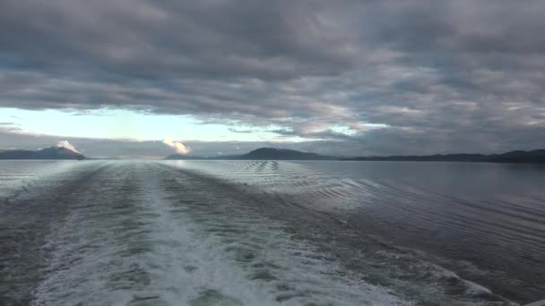 Canadá. El paisaje de la costa desde el crucero. Dramática salida del sol al atardecer de una nave en movimiento en el mar — Vídeos de Stock